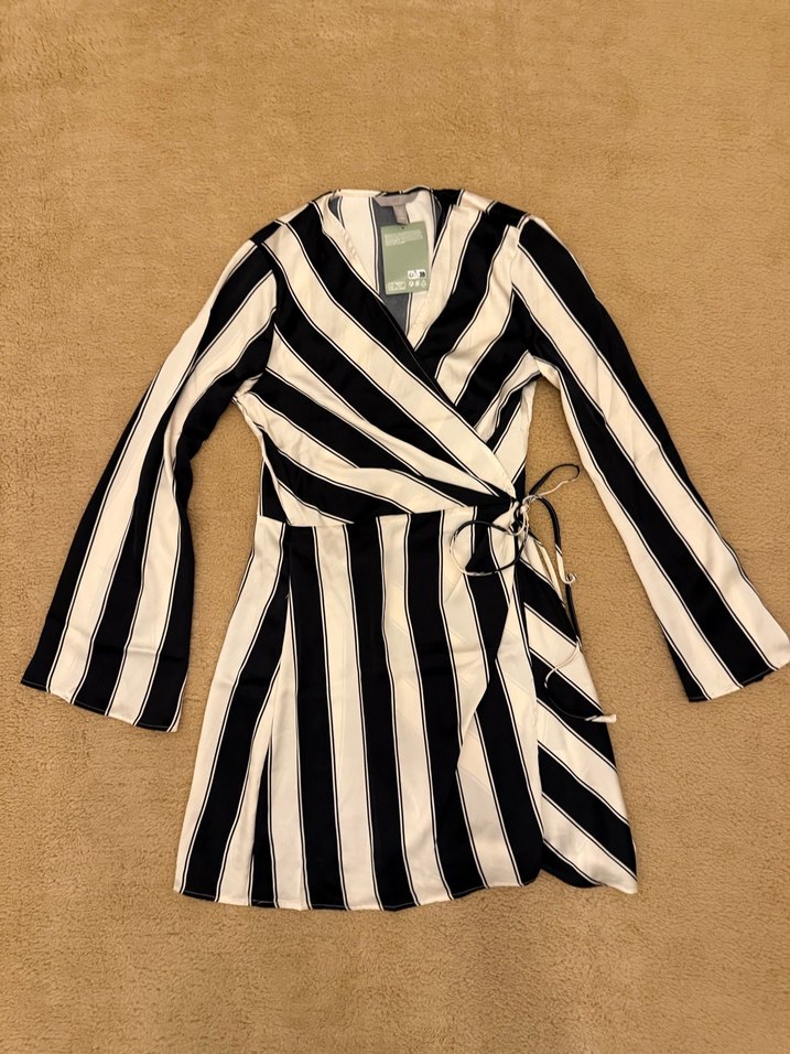 H&M kruvaze Uzun Kollu Beyaz Siyah Çizgili Saten Elbise - Görsel 3