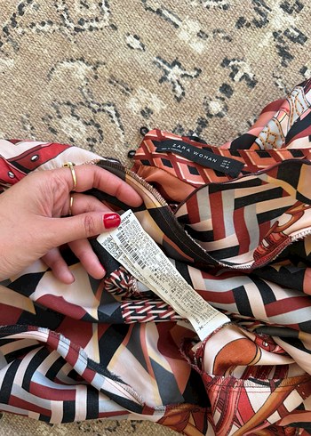 Zara Desenli Zincir Detaylı Saten Elbise - Görsel 3