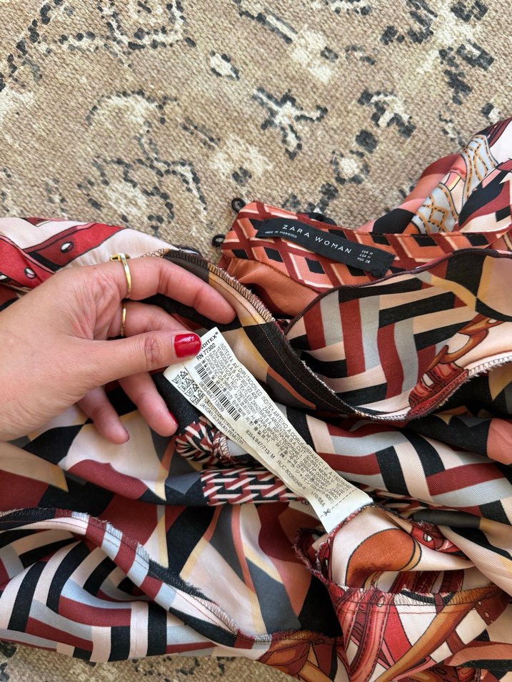 Zara Desenli Zincir Detaylı Saten Elbise - Görsel 3