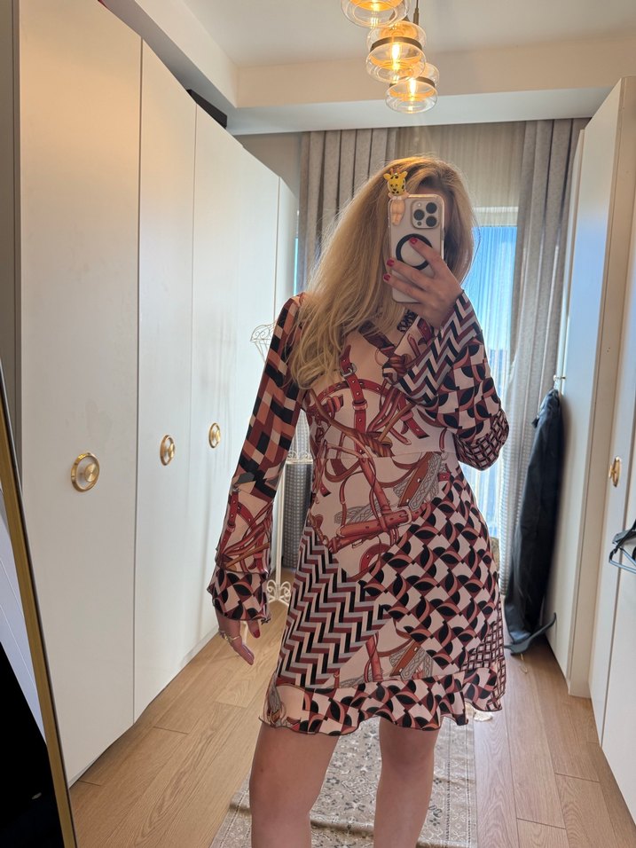 Zara Desenli Zincir Detaylı Saten Elbise - Görsel 2