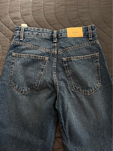36 Beden mavi Renk Bershka düz kesim jean