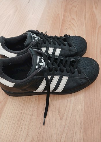 Siyah Adidas Spor Ayakkabı hafif defo var göze çarpmıyor - Görsel 2