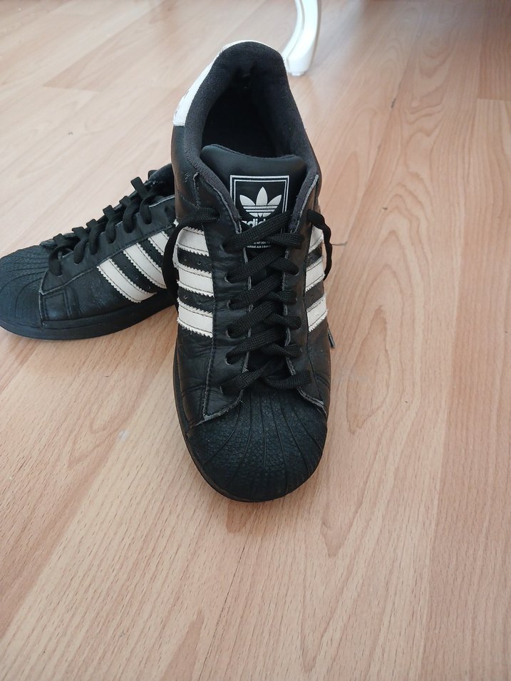 Siyah Adidas Spor Ayakkabı hafif defo var göze çarpmıyor - Görsel 3