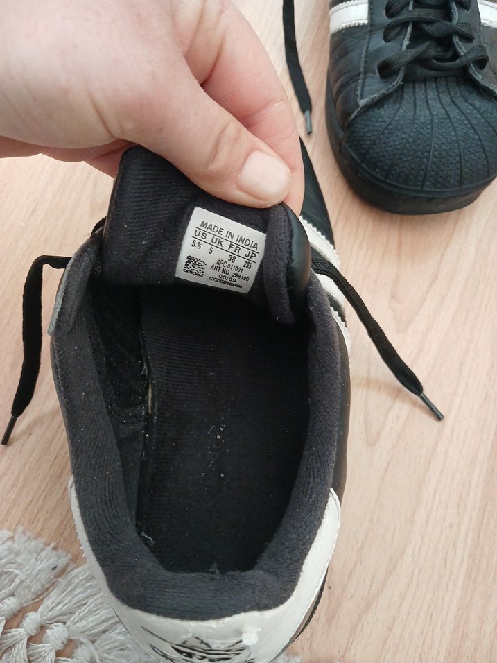 Siyah Adidas Spor Ayakkabı hafif defo var göze çarpmıyor - Görsel 4