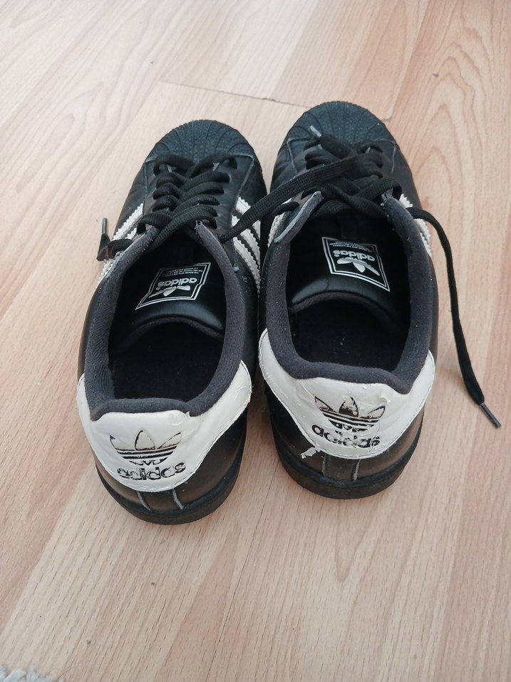 Siyah Adidas Spor Ayakkabı hafif defo var göze çarpmıyor - Görsel 5