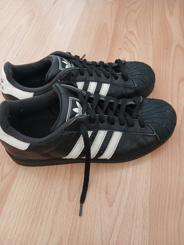 Siyah Adidas Spor Ayakkabı hafif defo var göze çarpmıyor - Görsel 2