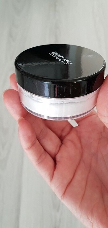 Mac transparan pudra