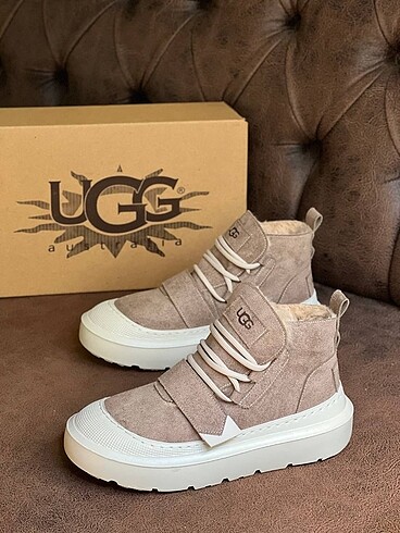 Ugg UGG KISA BOT