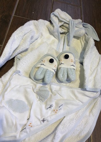 Beyaz Nakışlı Erkek Çocuk Bornoz ve Terlik Seti - Görsel 5