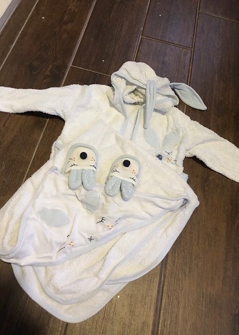 Beyaz Nakışlı Erkek Çocuk Bornoz ve Terlik Seti - Görsel 3