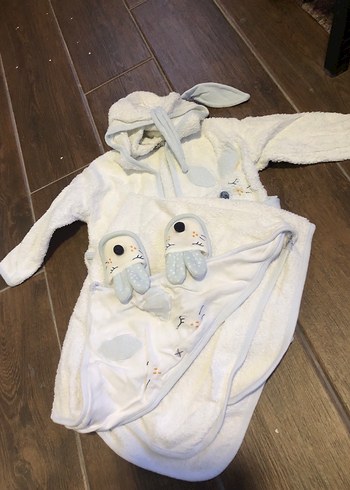 Beyaz Nakışlı Erkek Çocuk Bornoz ve Terlik Seti - Görsel 2