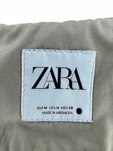 m Beden çeşitli Renk Zara Trenchcoat %70 İndirimli.