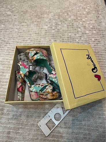 Çiçek desenli topuklu sandalet - Görsel 7