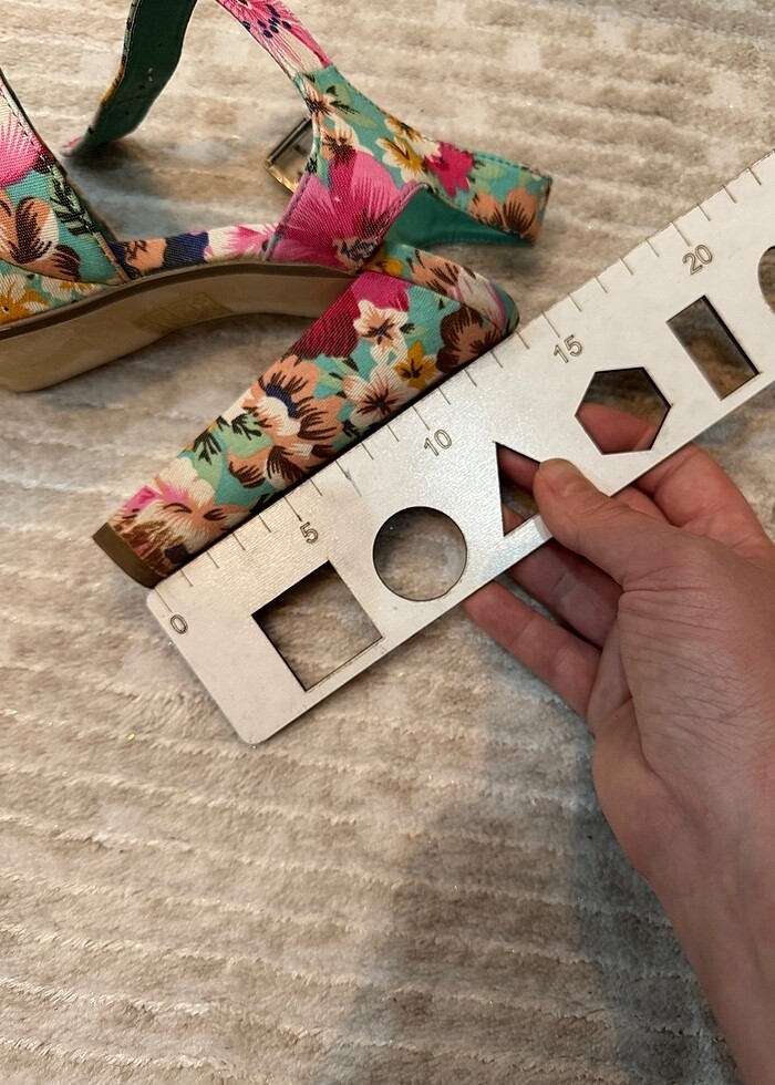 Çiçek desenli topuklu sandalet - Görsel 3