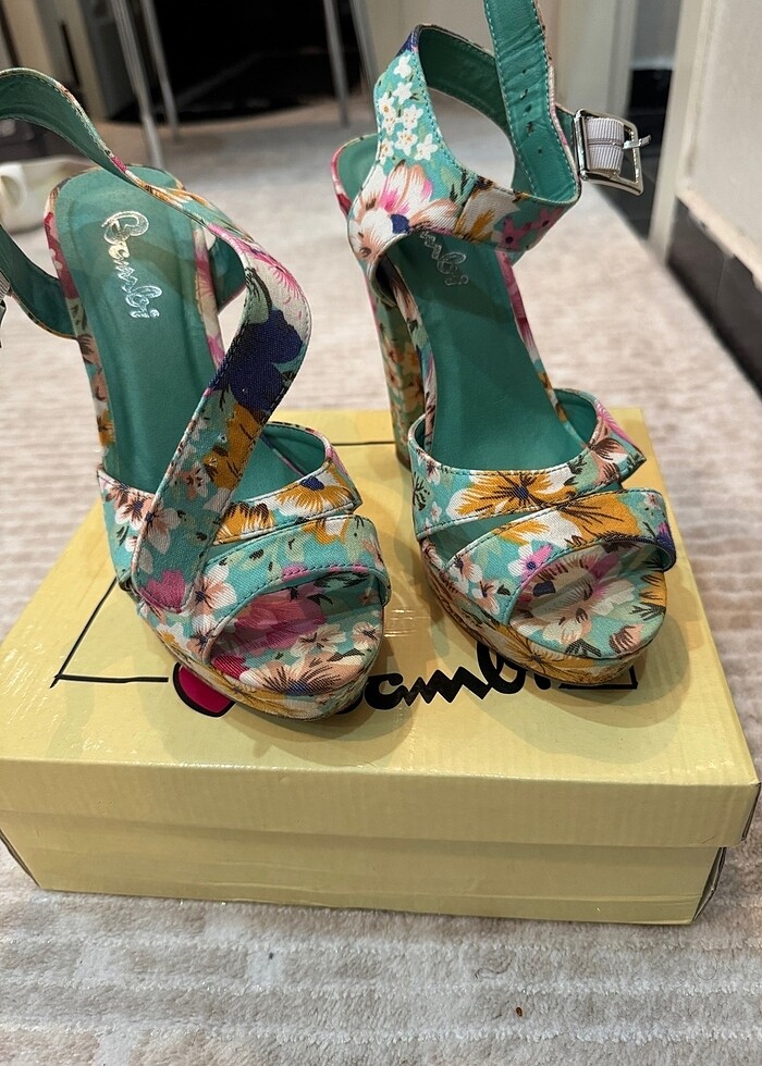 Çiçek desenli topuklu sandalet - Görsel 2