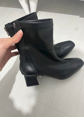 38 Beden Siyah Deri Topuklu Kadın Bot