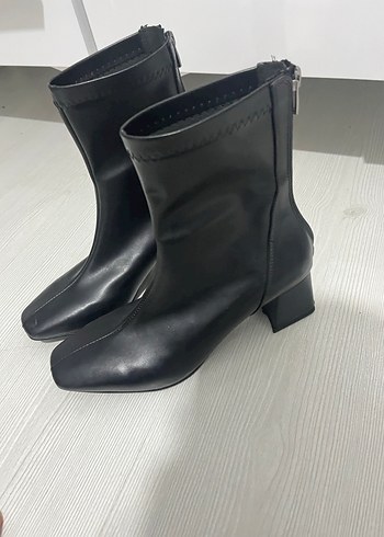 Siyah Deri Topuklu Kadın Bot