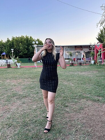 s Beden Taşlı siyah elbise