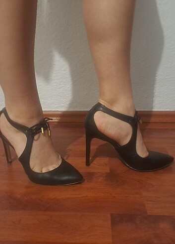 Siyah Bağcıklı Stiletto
