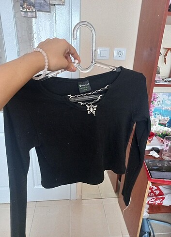 Metal Detaylı Uzun Kollu Vücuda Oturan Crop