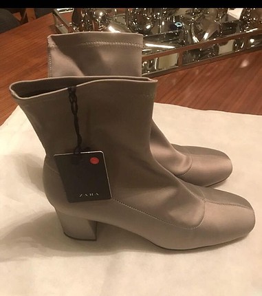 Zara sezonda 250 tl ye almıştım bende farklı rengi olduğu için s
