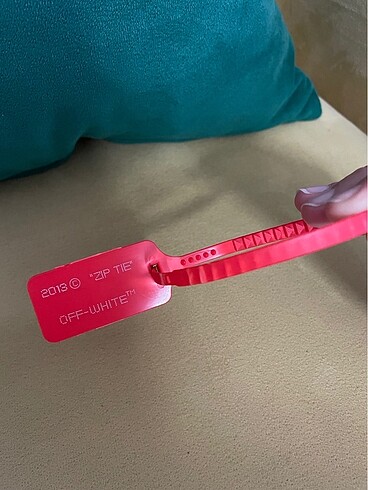 Off-White Zip tie