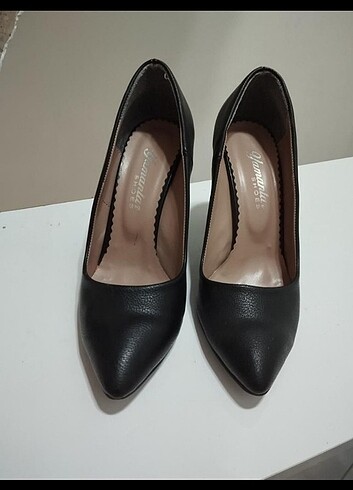 Kadın siyah stiletto topuklu ayakkabı
