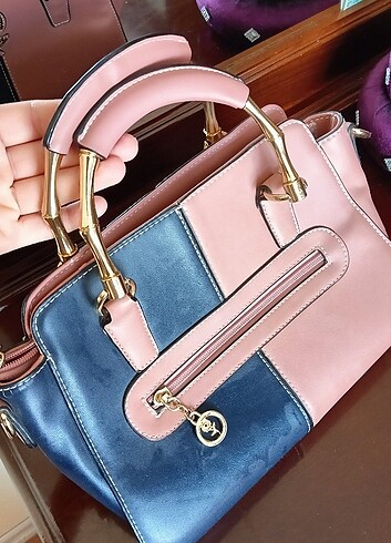 Versace Çok az kullanıldı. Hiçbir yırtığı falan yok. Sorunsuz dur ve orj