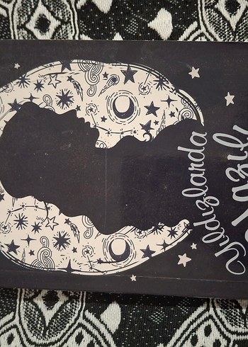 Yıldızlarda Nazlı - Astroloji Kitabı