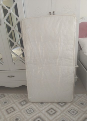 Beyaz Bebek Yatağı