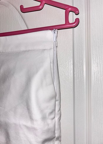 Beyaz Mini Dar Kesim Şort - Görsel 3