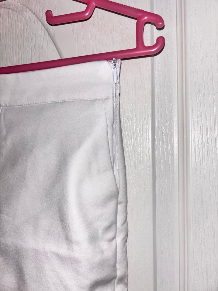 Beyaz Mini Dar Kesim Şort - Görsel 3