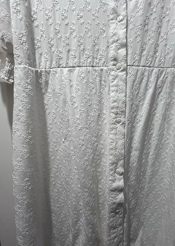 Düğmeli Beyaz Nakışlı Midi Elbise - Görsel 2