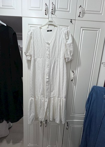 Düğmeli Beyaz Nakışlı Midi Elbise - Görsel 4