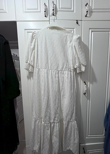 Düğmeli Beyaz Nakışlı Midi Elbise - Görsel 3