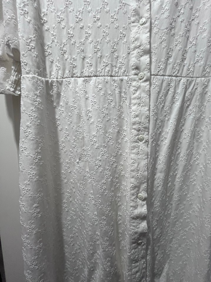 Düğmeli Beyaz Nakışlı Midi Elbise - Görsel 2