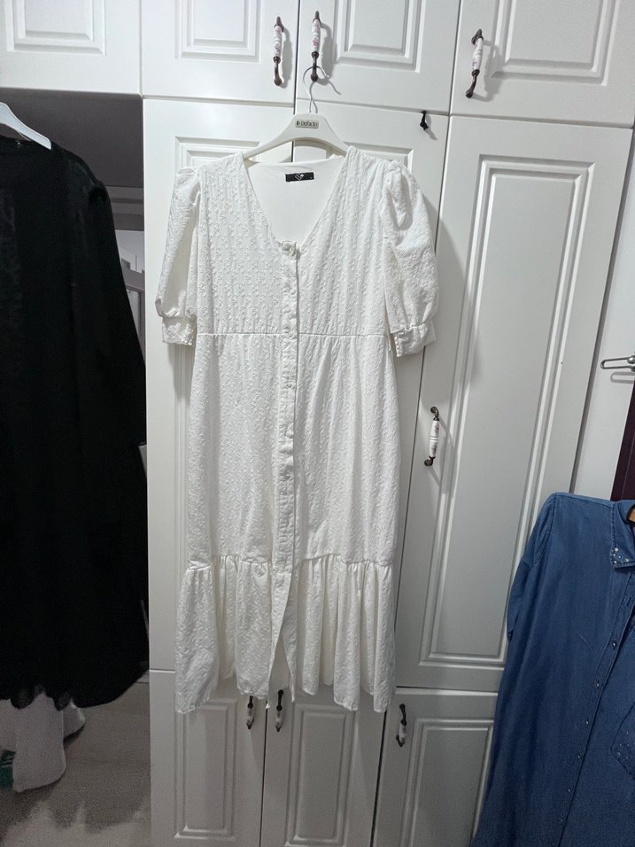 Düğmeli Beyaz Nakışlı Midi Elbise - Görsel 4