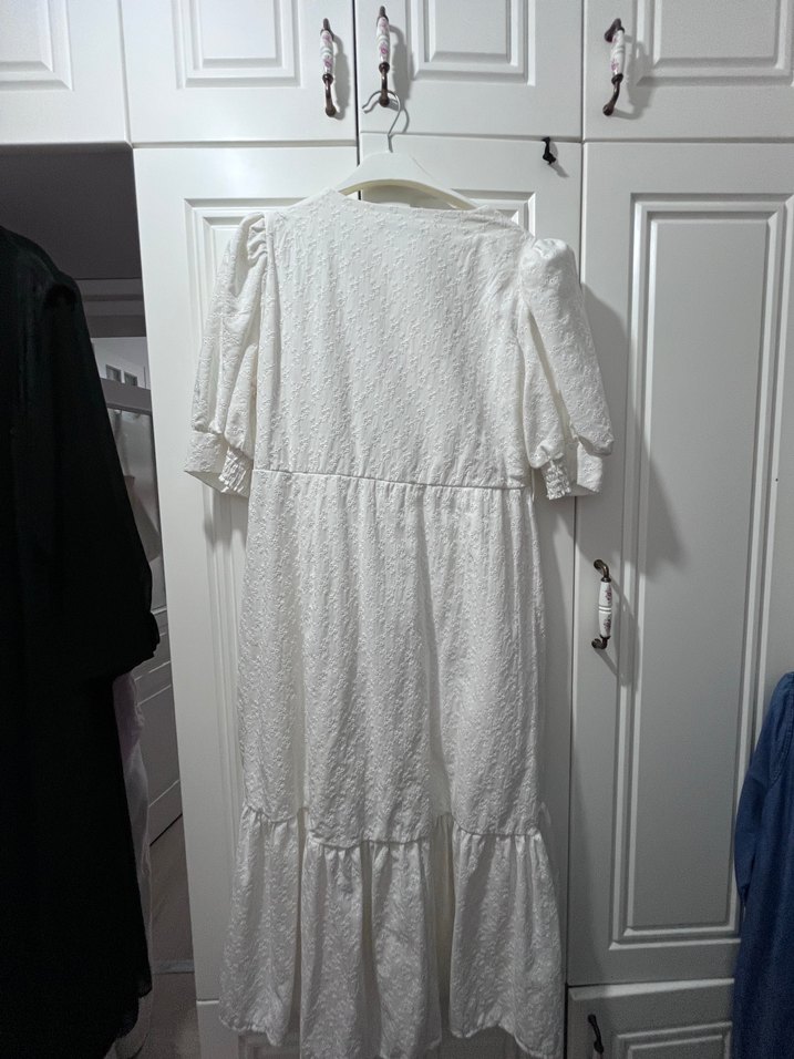 Düğmeli Beyaz Nakışlı Midi Elbise - Görsel 3