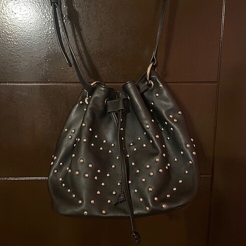 Pull and Bear Zımbalı çanta