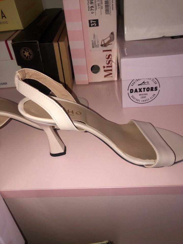 Beyaz Tokalı Blok Topuk Kadın Sandalet - Görsel 2