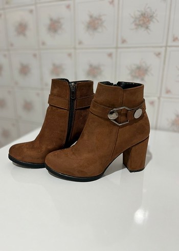 Kahverengi Süet Tokalı Blok Topuklu Kadın Bot - Görsel 3