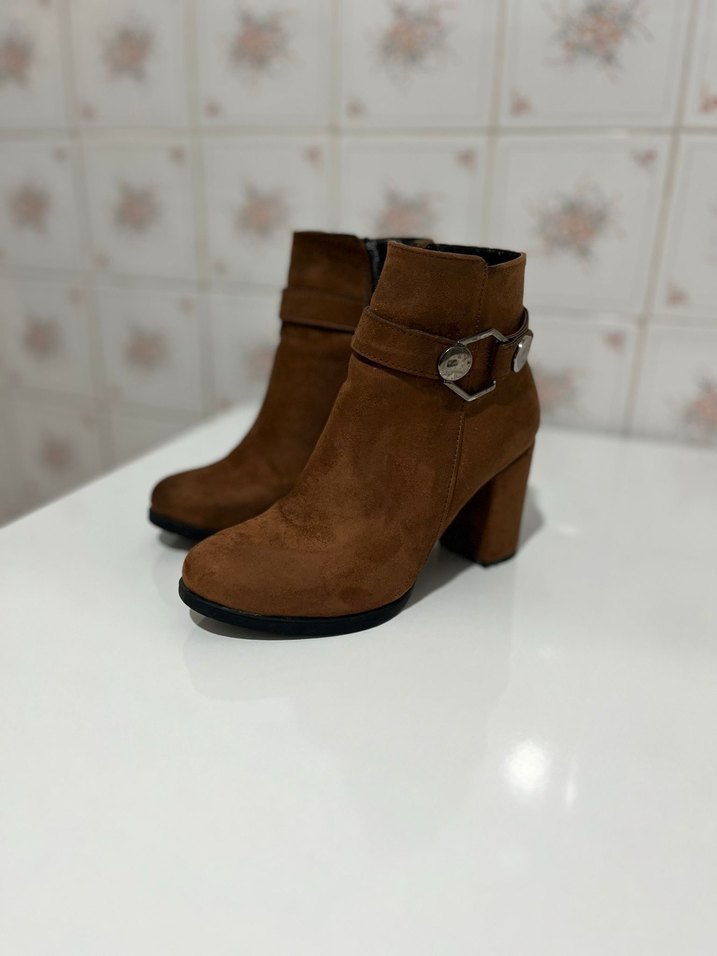 Kahverengi Süet Tokalı Blok Topuklu Kadın Bot - Görsel 5