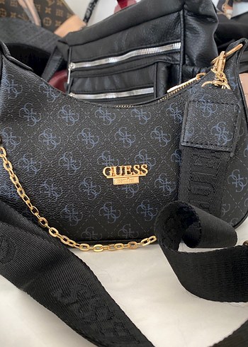 Guess Zincir Detaylı Siyah Deri Parisian Çanta
