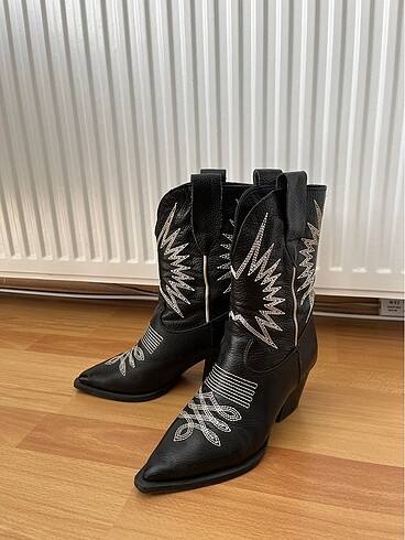 Pelinin ayakkabıları kovboy bot çizme