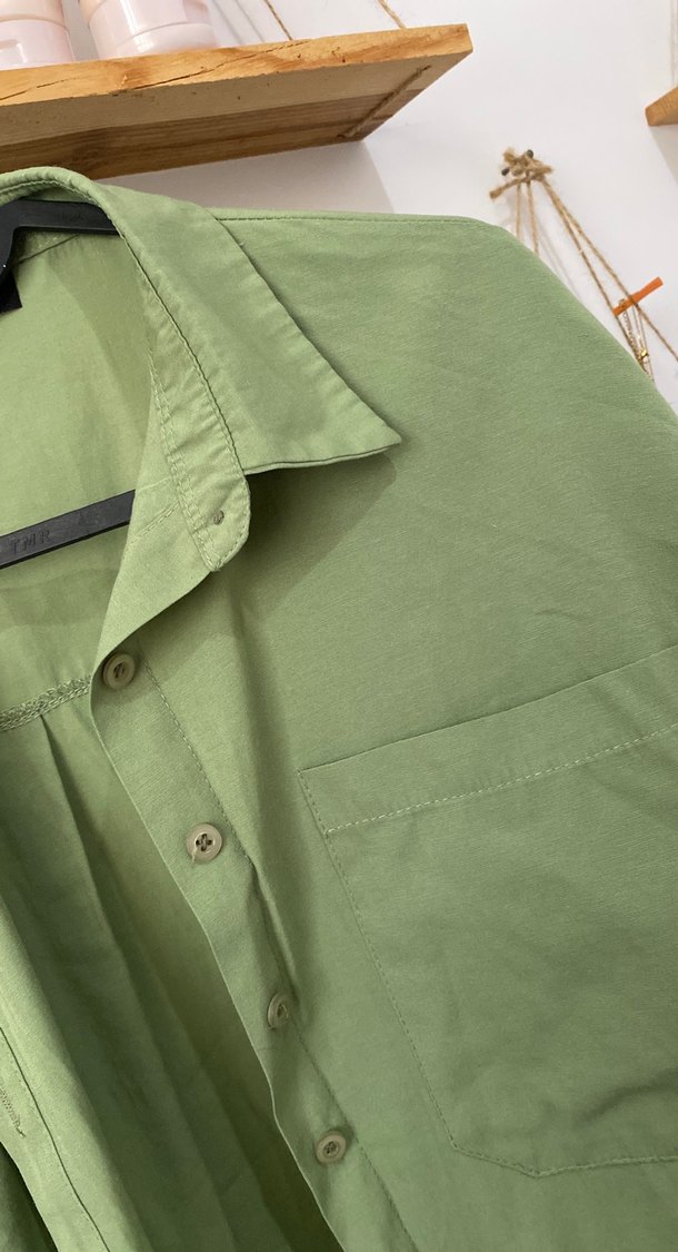 Düğmeli, keten kumaşlı kadın gömlek - Görsel 2