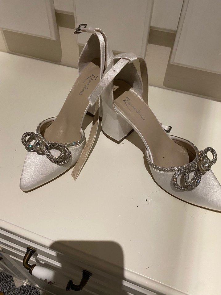 Beyaz Fiyonk Detaylı Minimalist Topuklu Abiye Ayakkabı - Görsel 3