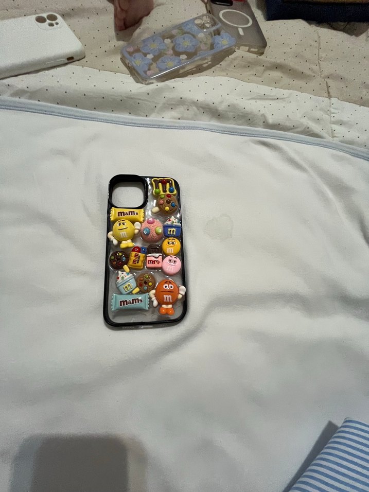 Renkli M&M's Temalı Parlak Telefon Kılıfı apple 13 - Görsel 3