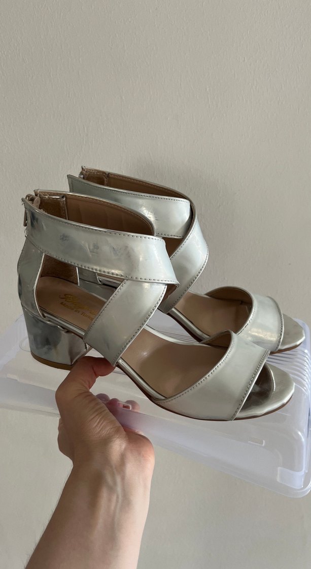 Gri Metalik Tokalı Dolgu Topuklu Kadın Ayakkabı - Görsel 2