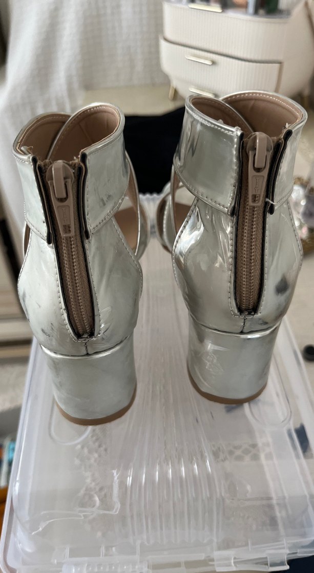 Gri Metalik Tokalı Dolgu Topuklu Kadın Ayakkabı - Görsel 3