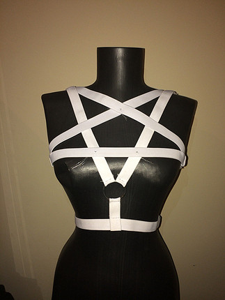 Beyaz pentagram harness vücut kemeri
